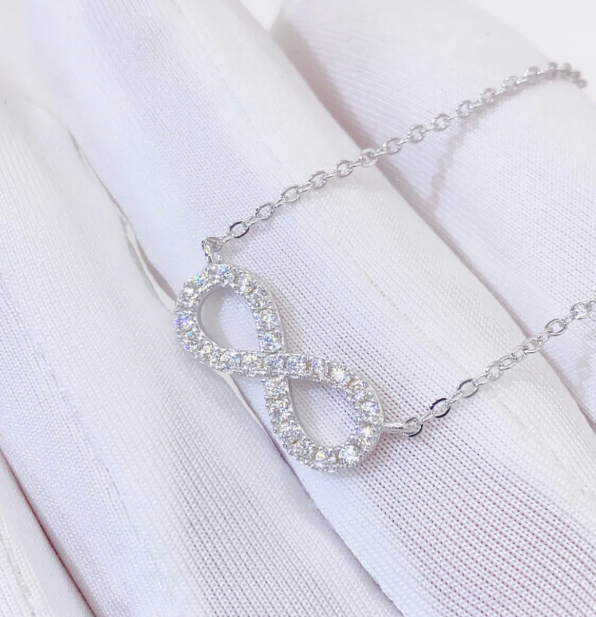 Elegant infinity link necklace