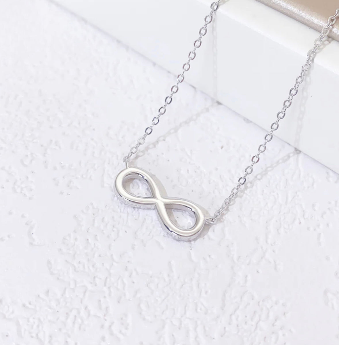 Elegant infinity link necklace