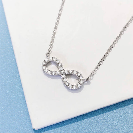 Elegant infinity link necklace