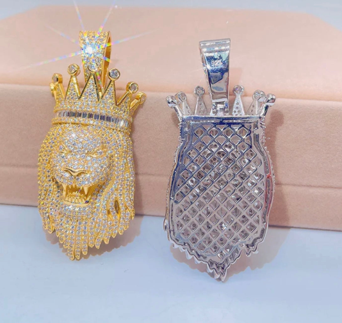 Crowned lion pendant